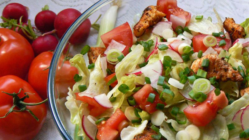 Kolorowa sałatka z kurczakiem