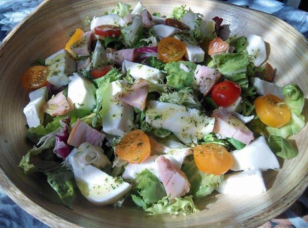 Kolorowa sałatka z kurczakiem i mozzarellą