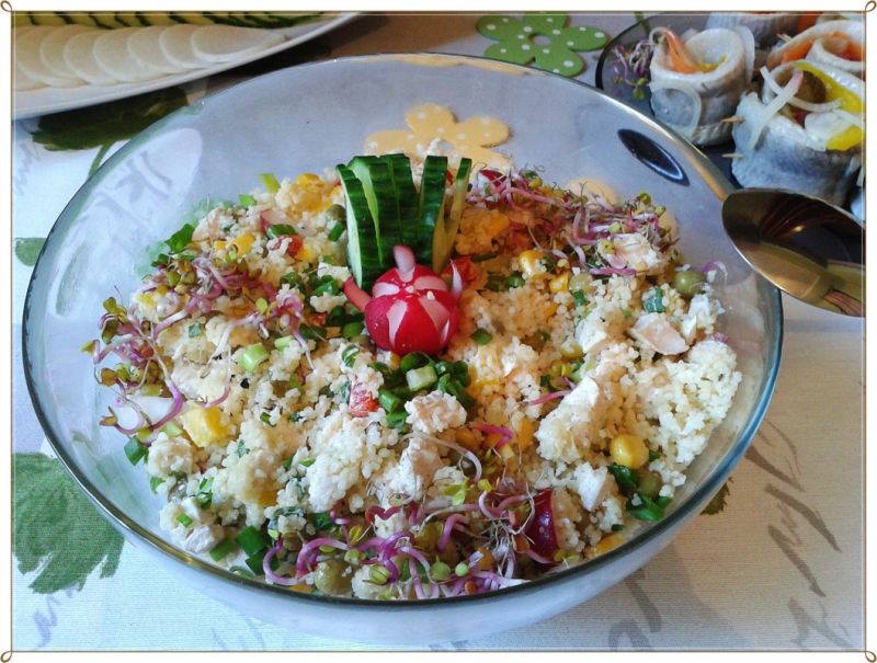 Kolorowa sałatka z kuskusem i gotowanym kurczak