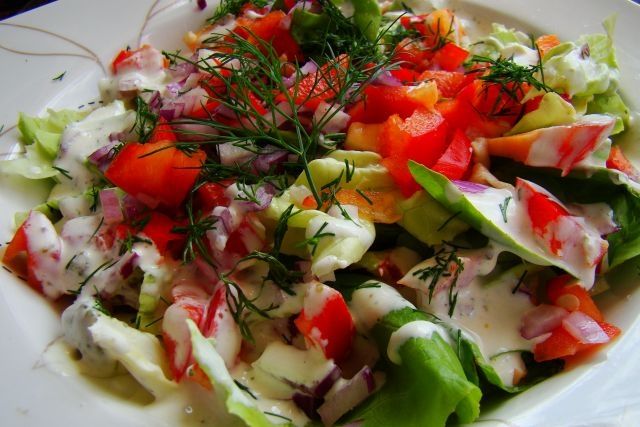 Kolorowa sałatka z lekkim sosem 