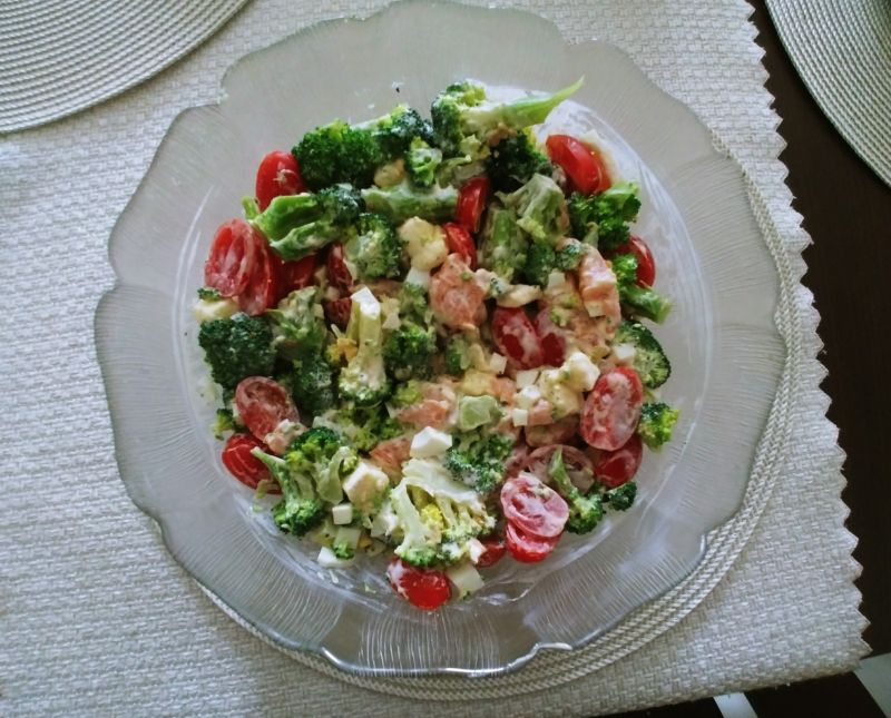 Kolorowa sałatka z łososiem i brokułami