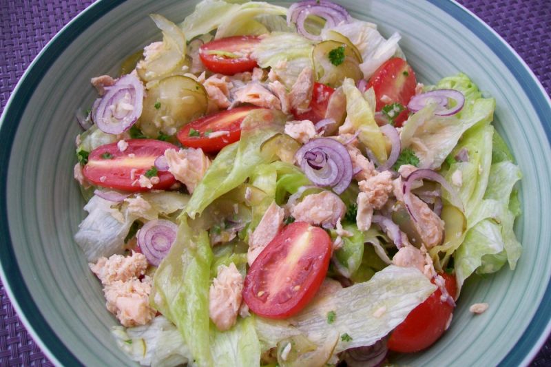 Kolorowa sałatka z łososiem z puszki Kolorowa sałatka z łososiem z puszki