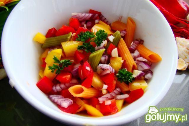 Kolorowa sałatka z makaronem penne Kolorowa sałatka z makaronem penne