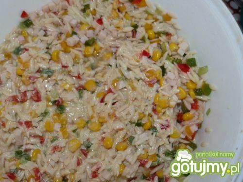 kolorowa sałatka z makaronu