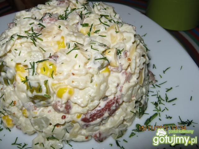 Kolorowa sałatka z makaronu gwiazdki. Kolorowa sałatka z makaronu gwiazdki.