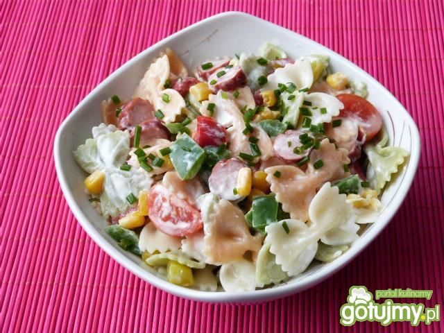 Kolorowa sałatka z makaronu i warzyw Kolorowa sałatka z makaronu i warzyw