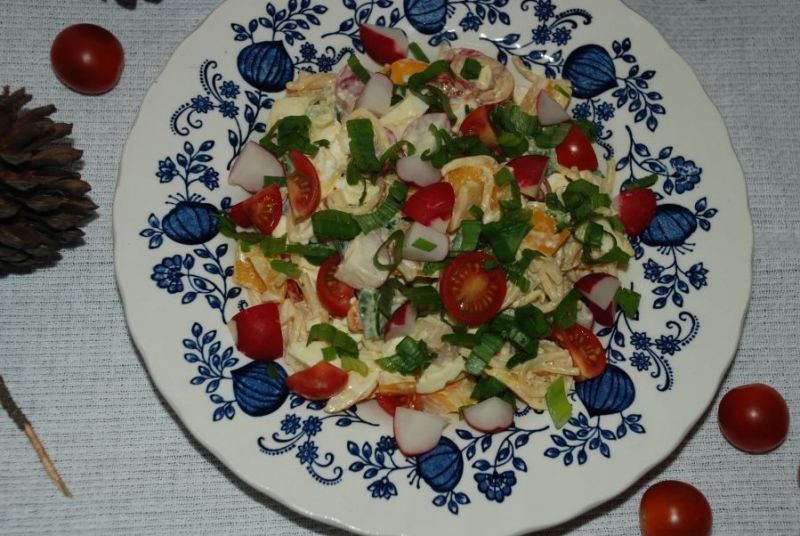 Kolorowa sałatka z makronem spagetti Kolorowa sałatka z makronem spagetti