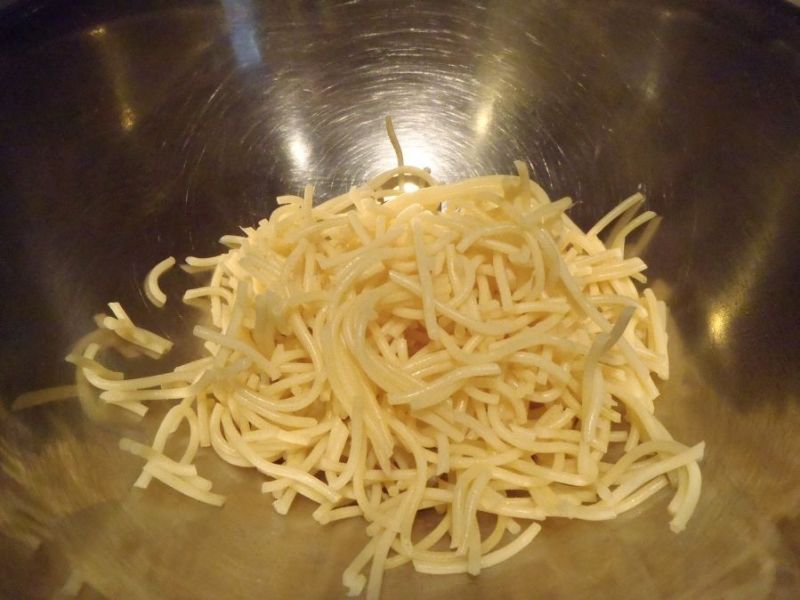 Kolorowa sałatka z makronem spagetti