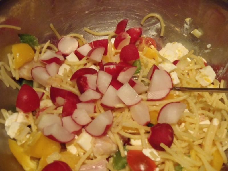 Kolorowa sałatka z makronem spagetti