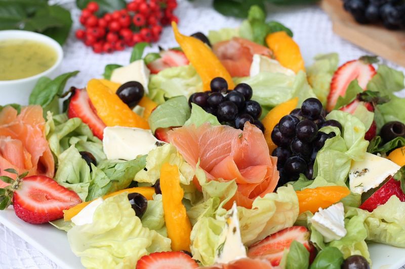 Kolorowa sałatka z mango i winogronem Kolorowa sałatka z mango i winogronem