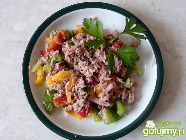 Kolorowa sałatka z papryki i tuńczyka Kolorowa sałatka z papryki i tuńczyka