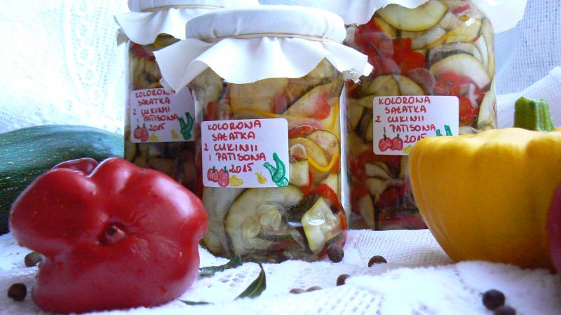 kolorowa sałatka z patisonem i cukinią