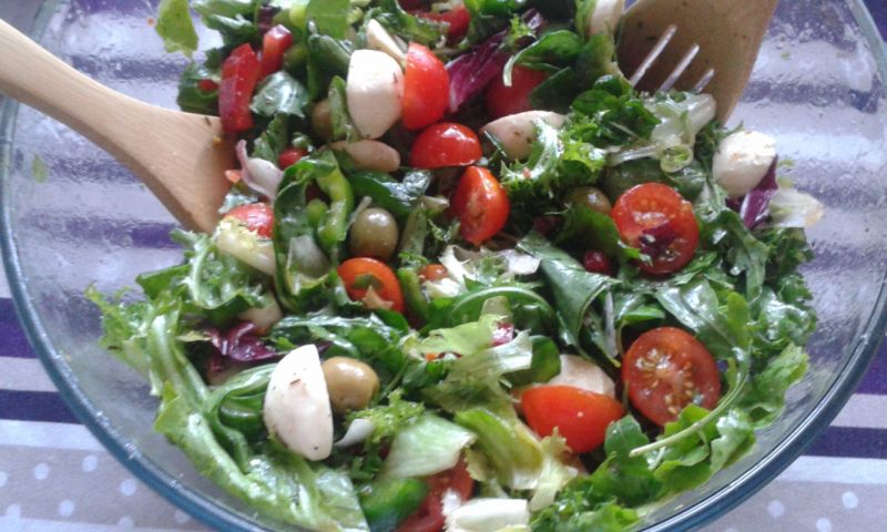 Kolorowa sałatka z pomidorkami i mozzarellą  Kolorowa sałatka z pomidorkami i mozzarellą