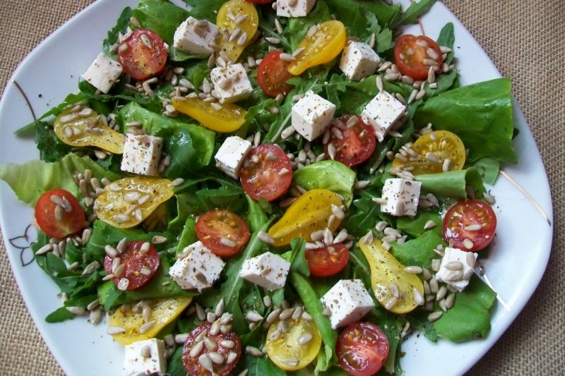 Kolorowa sałatka z pomidorkami koktajlowymi