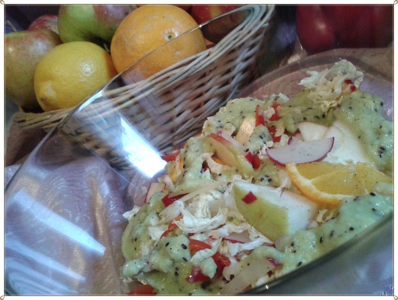 Kolorowa sałatka z prostym sosem kiwi