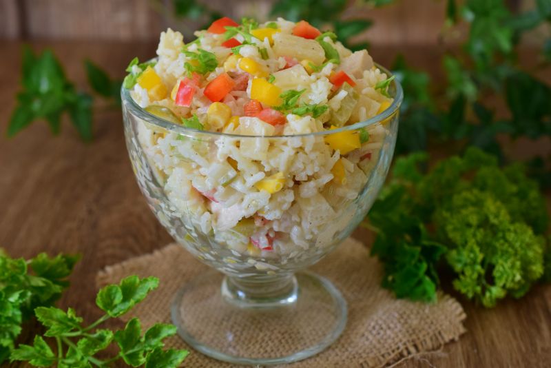 Kolorowa sałatka z ryżem