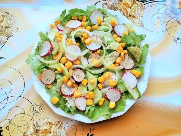 Kolorowa sałatka z rzodkiewką Kolorowa sałatka z rzodkiewką