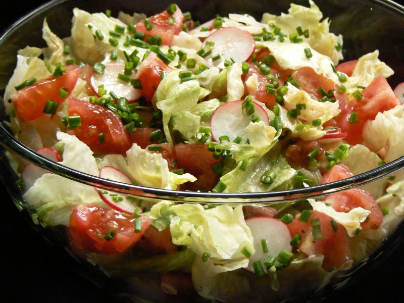 Kolorowa sałatka z rzodkiewką