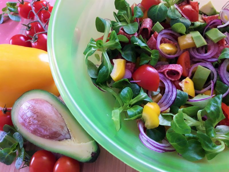Kolorowa sałatka z salami Kolorowa sałatka z salami