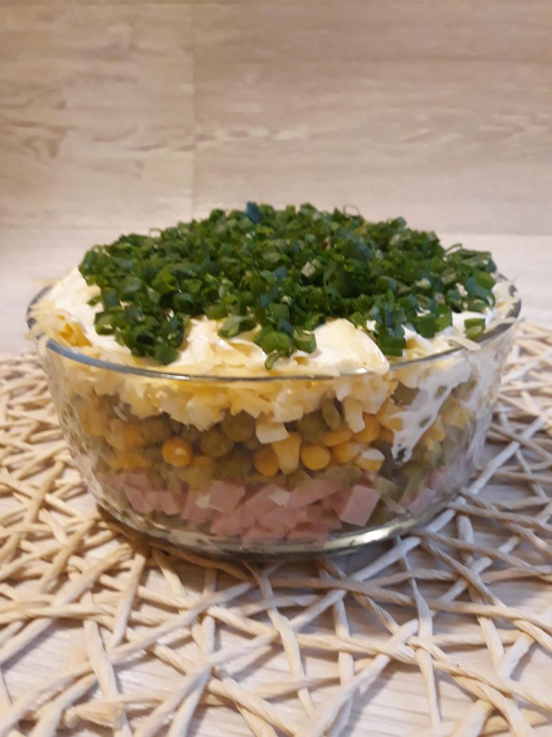 Kolorowa sałatka z sosem chrzanowym Kolorowa sałatka z sosem chrzanowym