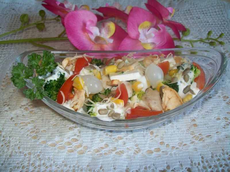 Kolorowa sałatka z suszonymi jabłkami