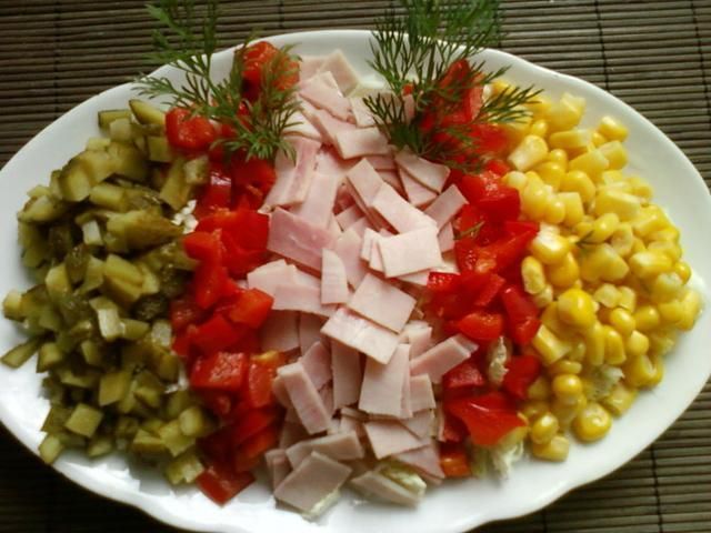 Kolorowa sałatka z szynką