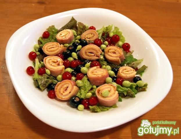 kolorowa sałatka z szynkowymi zawijasami