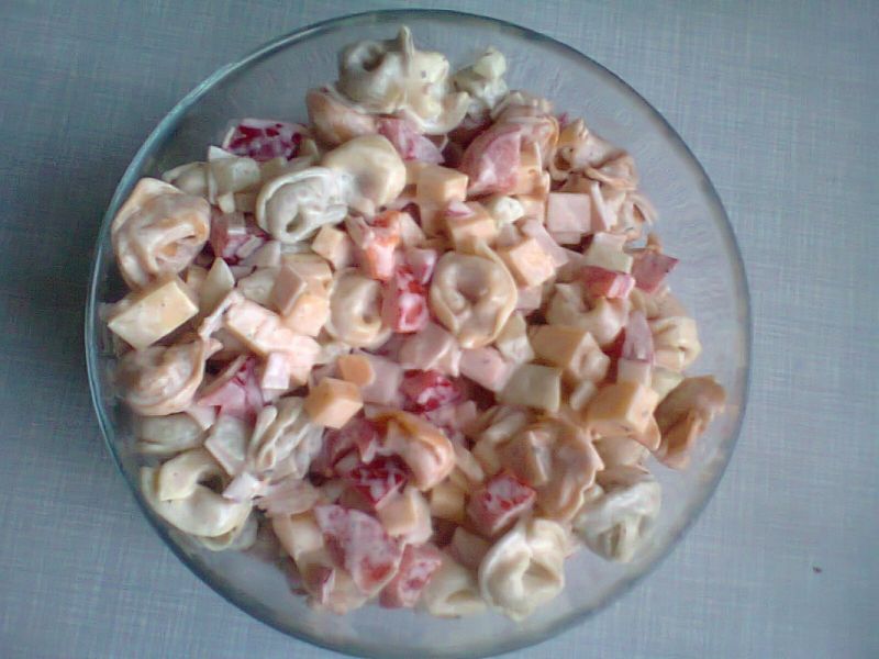 Kolorowa sałatka z tortellini i żółtym serem Kolorowa sałatka z tortellini i żółtym serem