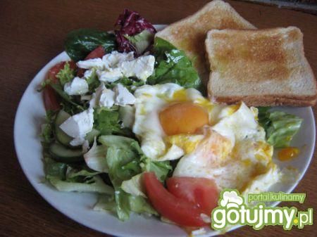 Kolorowa sałatka z tostami Kolorowa sałatka z tostami