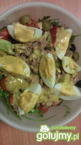 Kolorowa sałatka z tuńczykiem