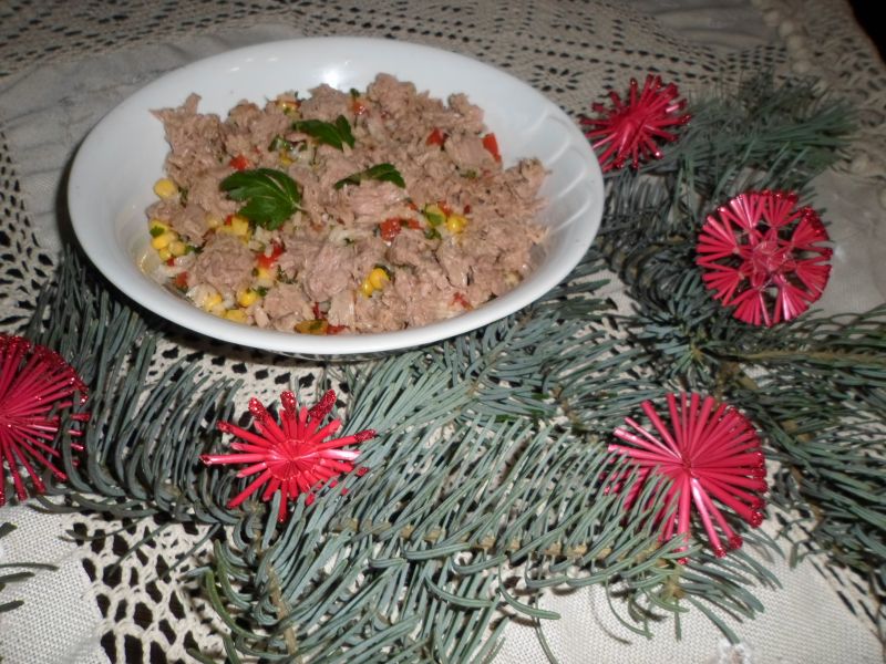 Kolorowa sałatka z tuńczykiem