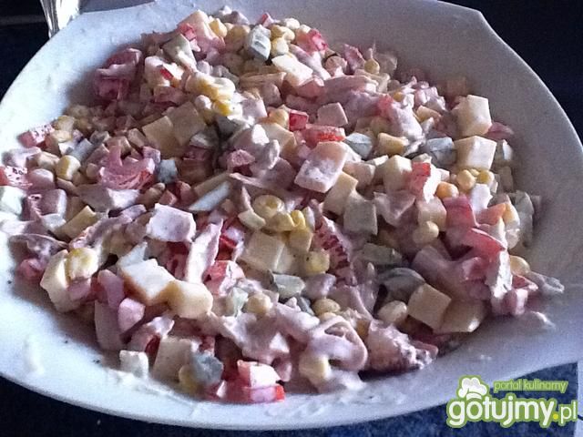 Kolorowa sałatka z wędzonym kurczakiem