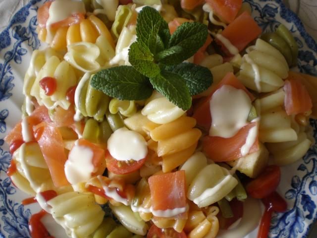 Kolorowa sałatka z wędzonym łososiem