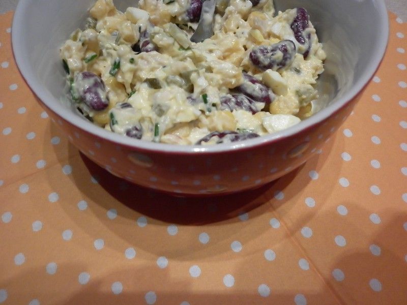 Kolorowa sałatka z wędzonym pstrągiem