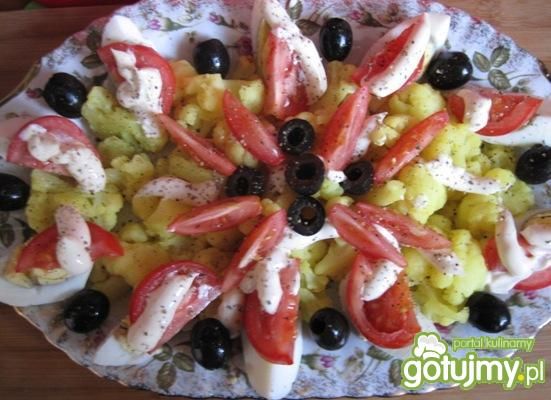 Kolorowa sałatka z żółtym kalafiorem