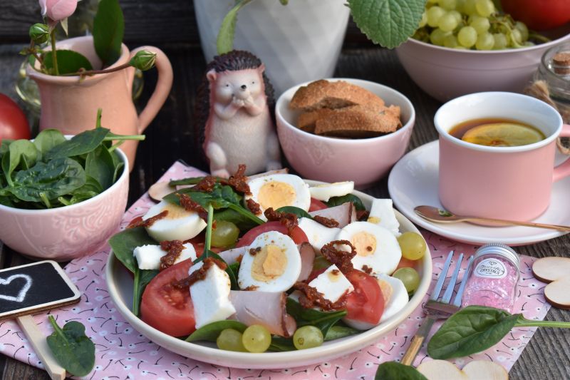 Kolorowa sałatka ze szpinakiem, jajkiem i halloumi