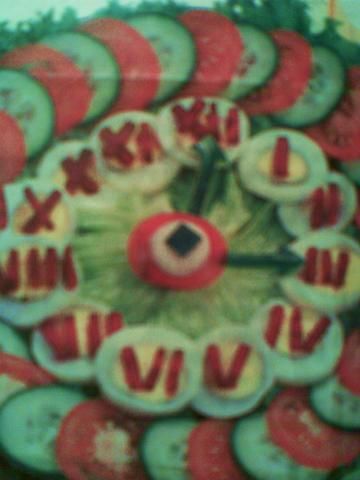 Kolorowa sałatka-zegar