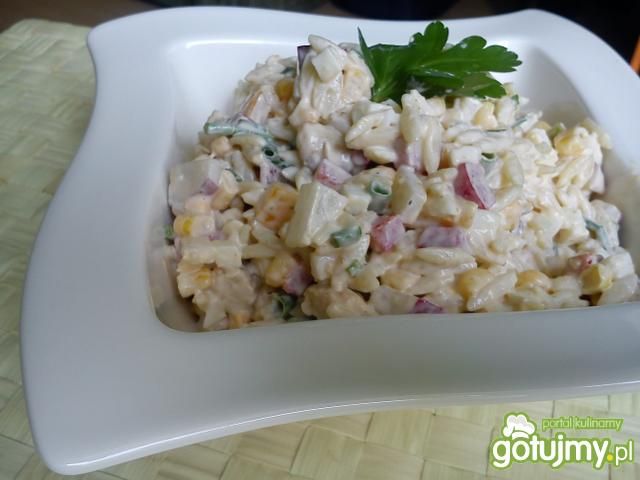 Kolorowa sałtka z makaronem ryżowym Kolorowa sałtka z makaronem ryżowym