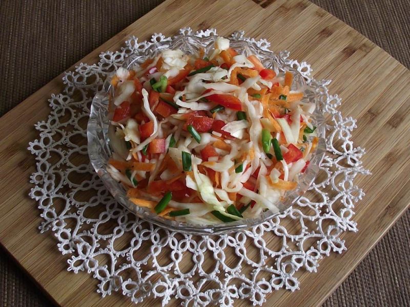 Kolorowa surówka z białej kapusty Kolorowa surówka z białej kapusty