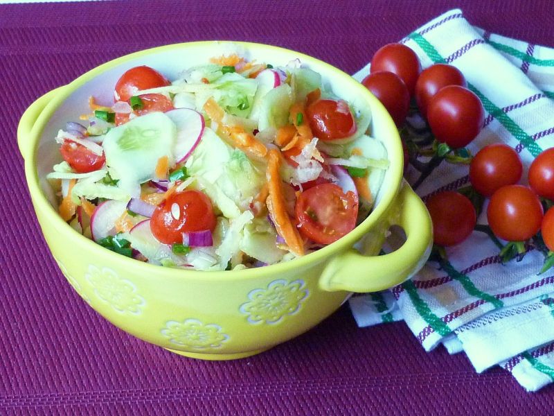 Kolorowa surówka z kalarepką Kolorowa surówka z kalarepką