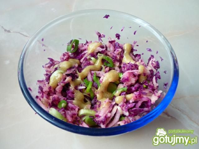 Kolorowa surówka z kapusty i pora
