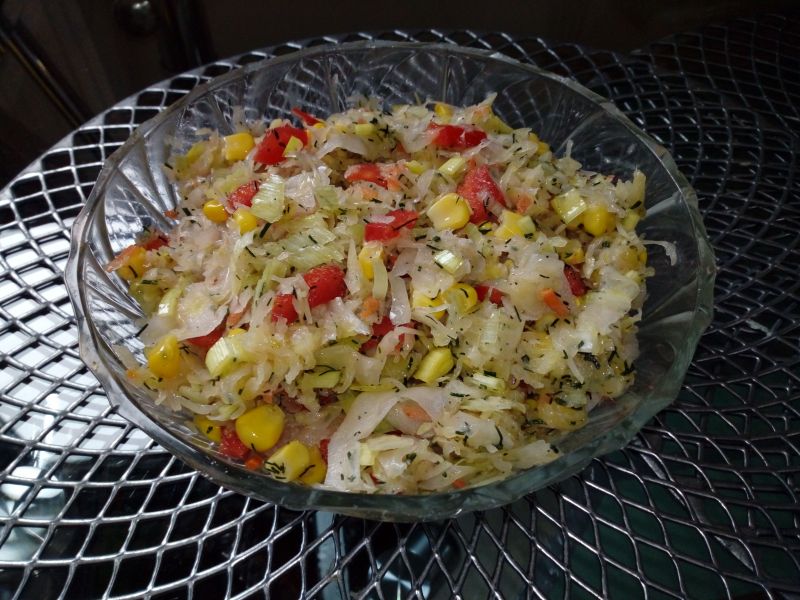 Kolorowa surówka z kapusty kiszonej Kolorowa surówka z kapusty kiszonej