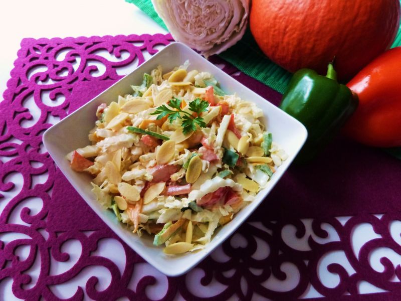 Kolorowa surówka z kapusty pekińskiej