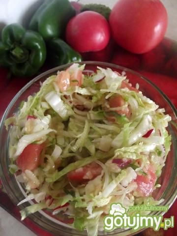 Kolorowa surówka z kapusty pekińskiej 