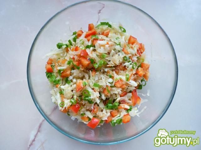 Kolorowa surówka z kiszonej kapusty