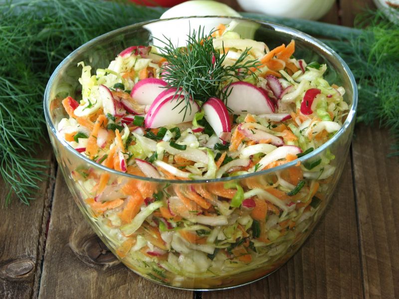 Kolorowa surówka z młodej kapusty Kolorowa surówka z młodej kapusty