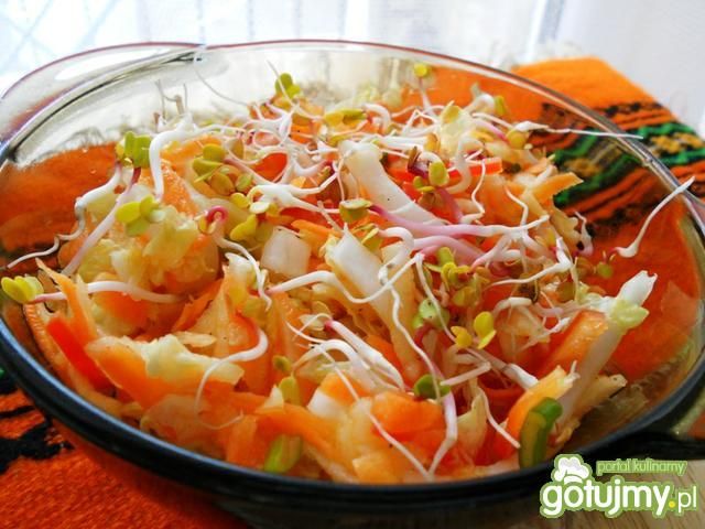 Kolorowa surówka z pekinki