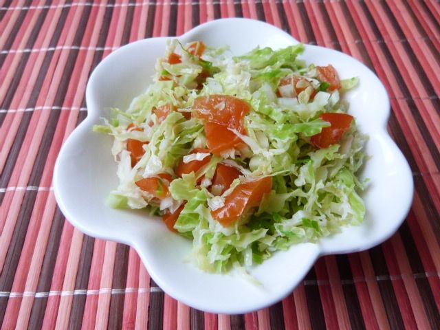 Kolorowa surówka z włoskiej kapusty i papryki