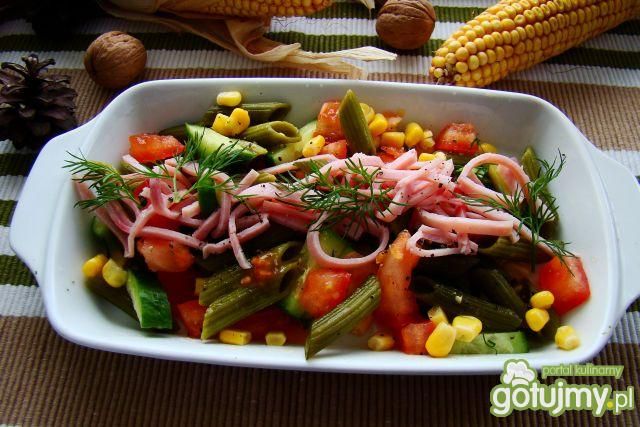 Kolorowa z makaronem szpinakowym