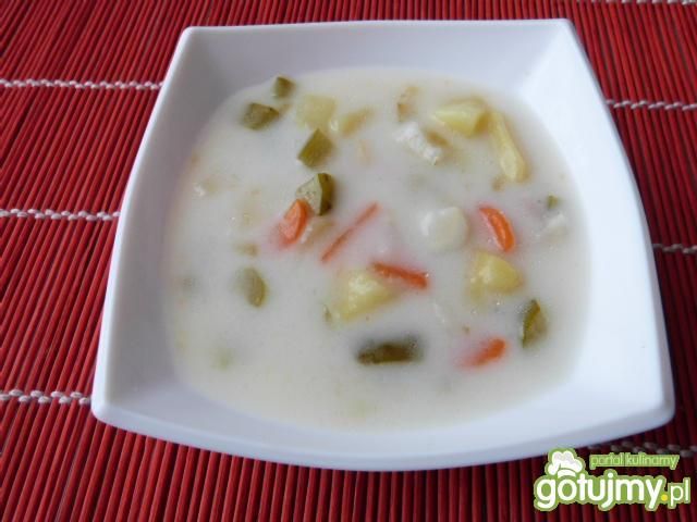 Kolorowa zupa ogórkowa z ziemniakami Kolorowa zupa ogórkowa z ziemniakami
